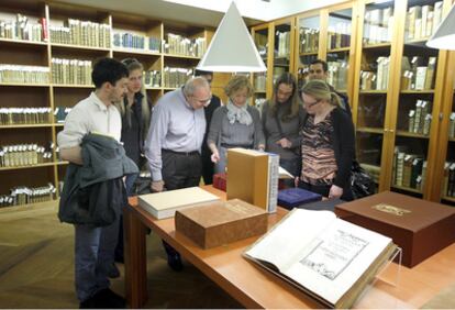Un grupo de alumnos de la Universidad de Harvard visita el depósito de libros antiguos de la biblioteca de Deusto.