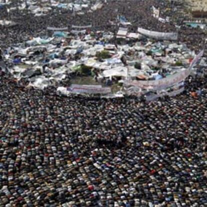 Manifestantes anti Mubarak en la plaza de Tahrir (El Cairo) durante el rezo, el viernes 11 de febrero de 2011.