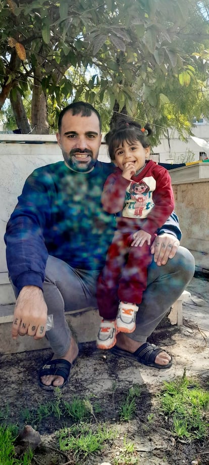 福阿德·艾亚德 (Fuad Ayyad) 和他的女儿莉莉 (Lili) 在加沙城教堂墓地的一间小屋里睡觉
