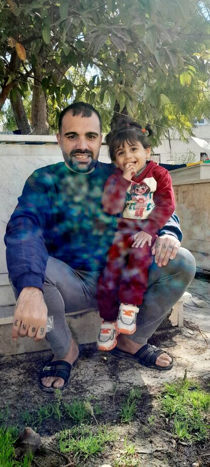 Fuad Ayyad, con su hija Lili, en el cementerio de la iglesia en Ciudad de Gaza en el que duermen en una caseta