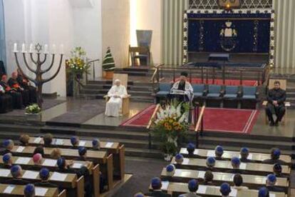 El papa Benedicto XVI escucha los salmos de un cantor judío (centro) durante su visita ayer a la sinagoga de Colonia.