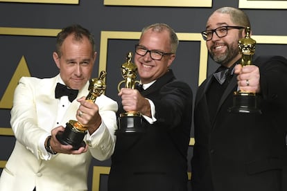 Desde la izquierda, Jonas Rivera, Mark Nielsen y Josh Cooley, tras recoger el galardón por 'Toy Story 4'.