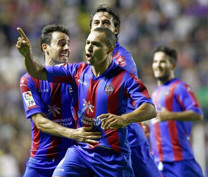 Pedro López y Héctor Rodas felicitan a El Zhar por su gol