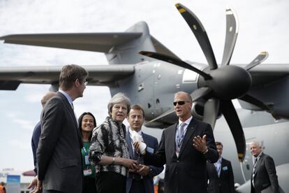 La primera ministra británica, Theresa May habla con el CEO de Airbus, Tom Enders, frente a un avión militar en Inglaterra. 