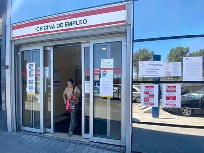 Una mujer sale por la puerta de una oficina del SEPE en Madrid.