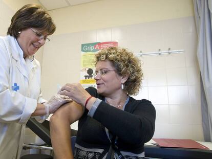 La ex consejera de Salud Marina Geli se vacuna contra la gripe A en una imagen de archivo.