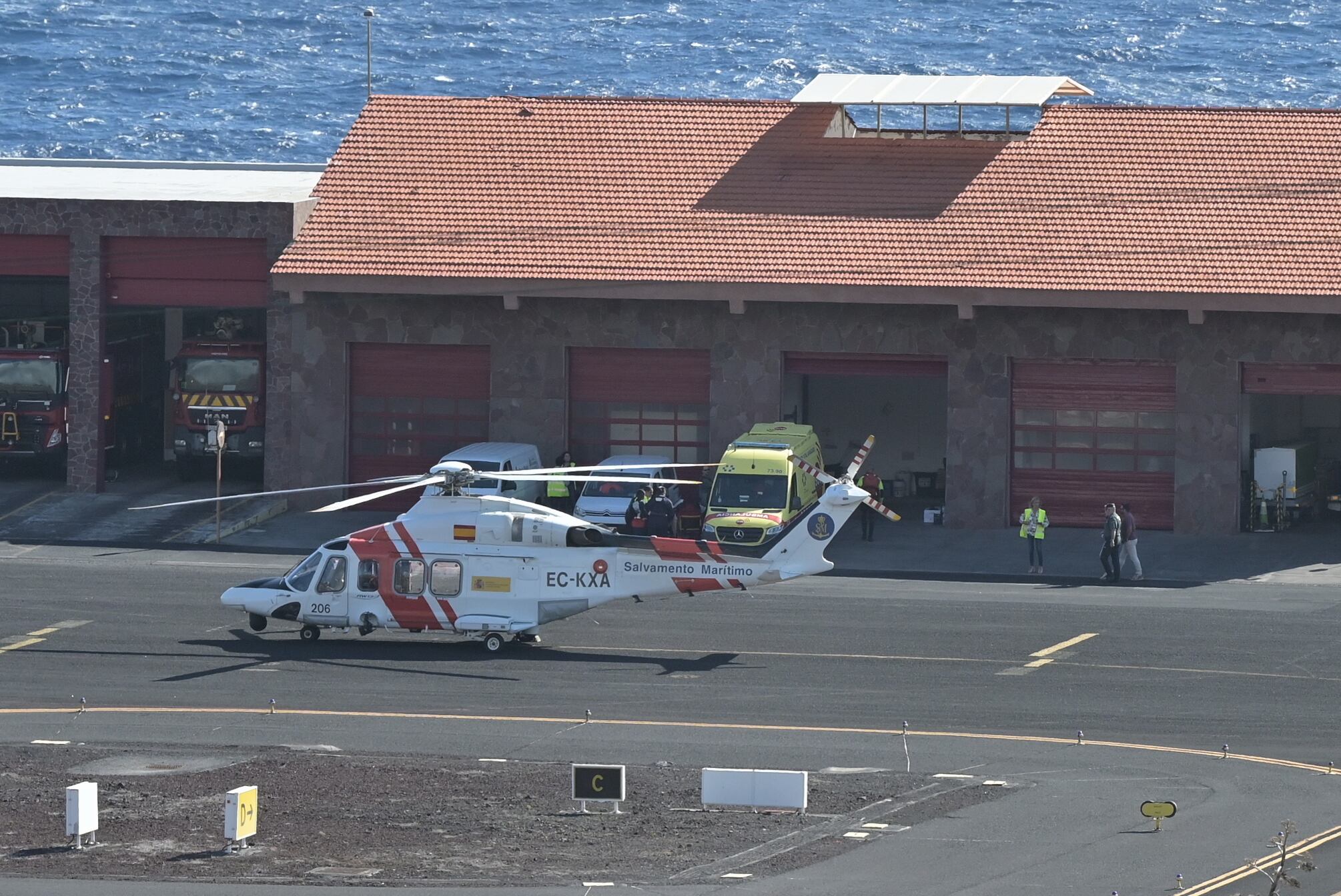 El helicóptero de Salvamento Marítimo traslada al aeropuerto de El Hierro a los nueve supervivientes.