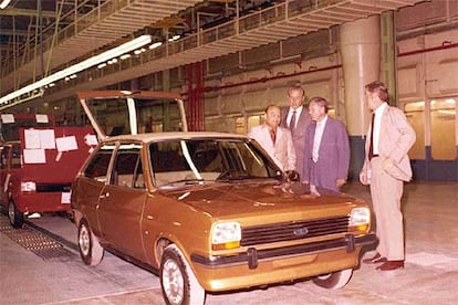 Cuatro directivos de la planta de Ford en Almussafes contemplan el primer Fiesta salido de la fbrica, el 18 octubre de 1976.