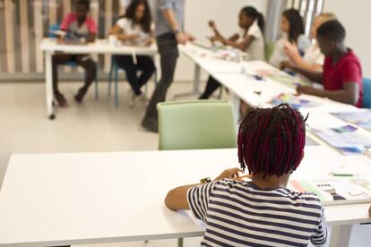 Varios menores participan en un taller del Centre Jove en Valencia.