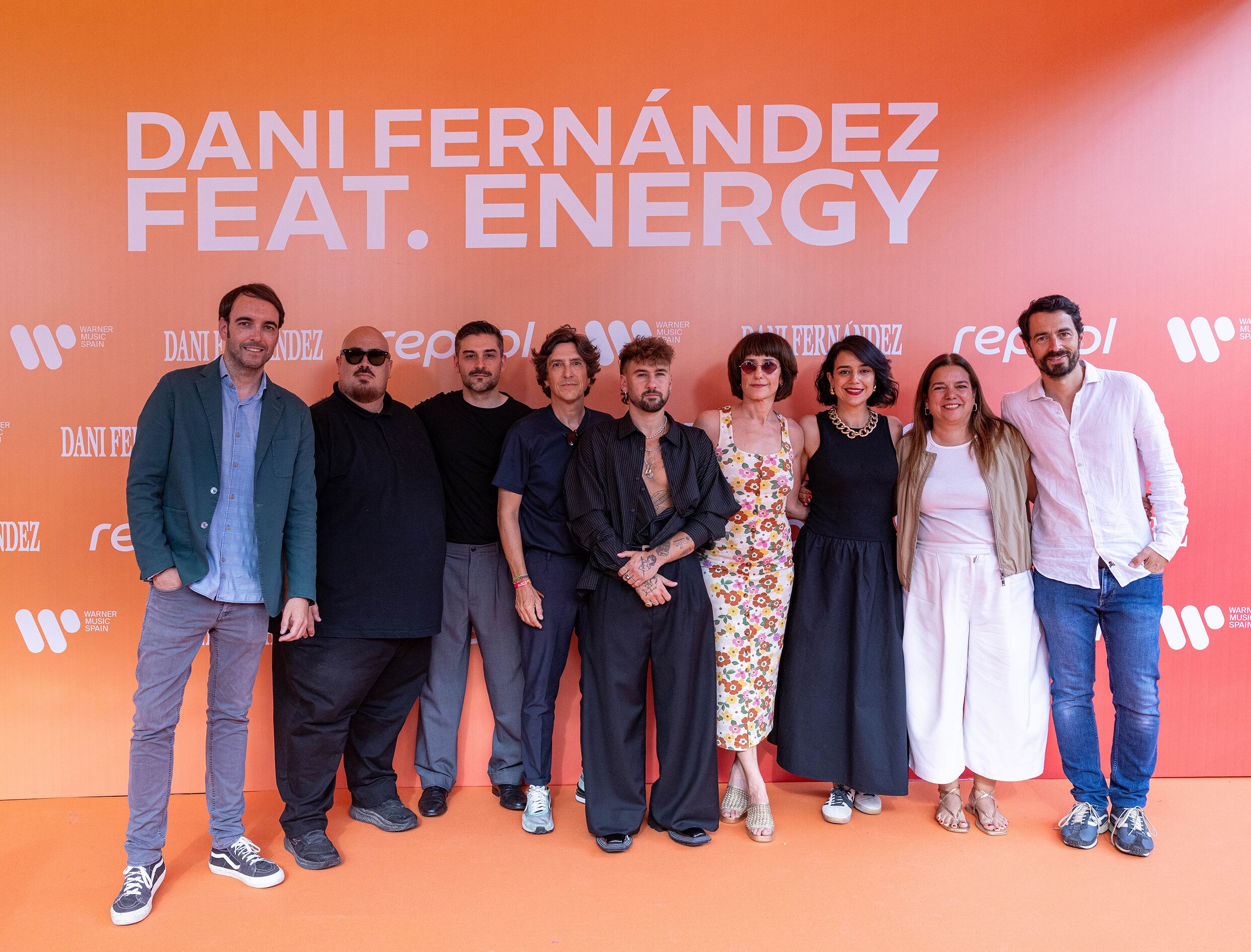 Dani Fernández con el equipo de Repsol, Dadá Films, Suricato Music y Warner Music Spain en el estreno de su documental.