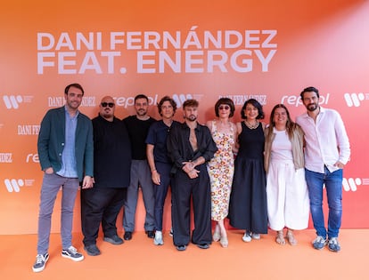 Dani Fernández con el equipo de Repsol, Dadá Films, Suricato Music y Warner Music Spain en el estreno de su documental.