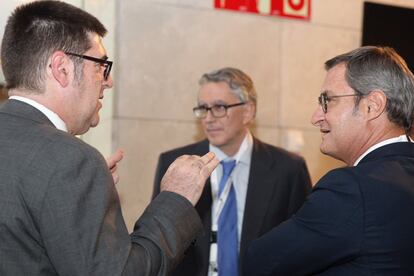 El director de CincoDías, Ricardo de Querol, junto a Miquel Ibarrola, presidente de Tendam, y Jaume Miquel, consejero delegado de Tendam.