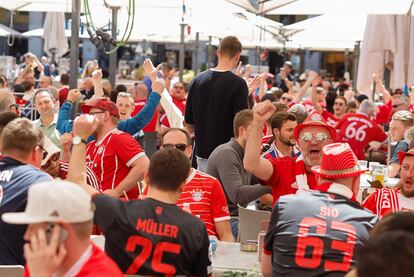 Aficionados del Bayern Múnich se concentran este miércoles en la Plaza Mayor de Madrid horas antes del partido de Champions.