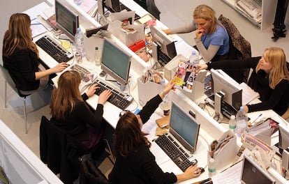 Periodistas en la redacción de una revista londinense en 2008.