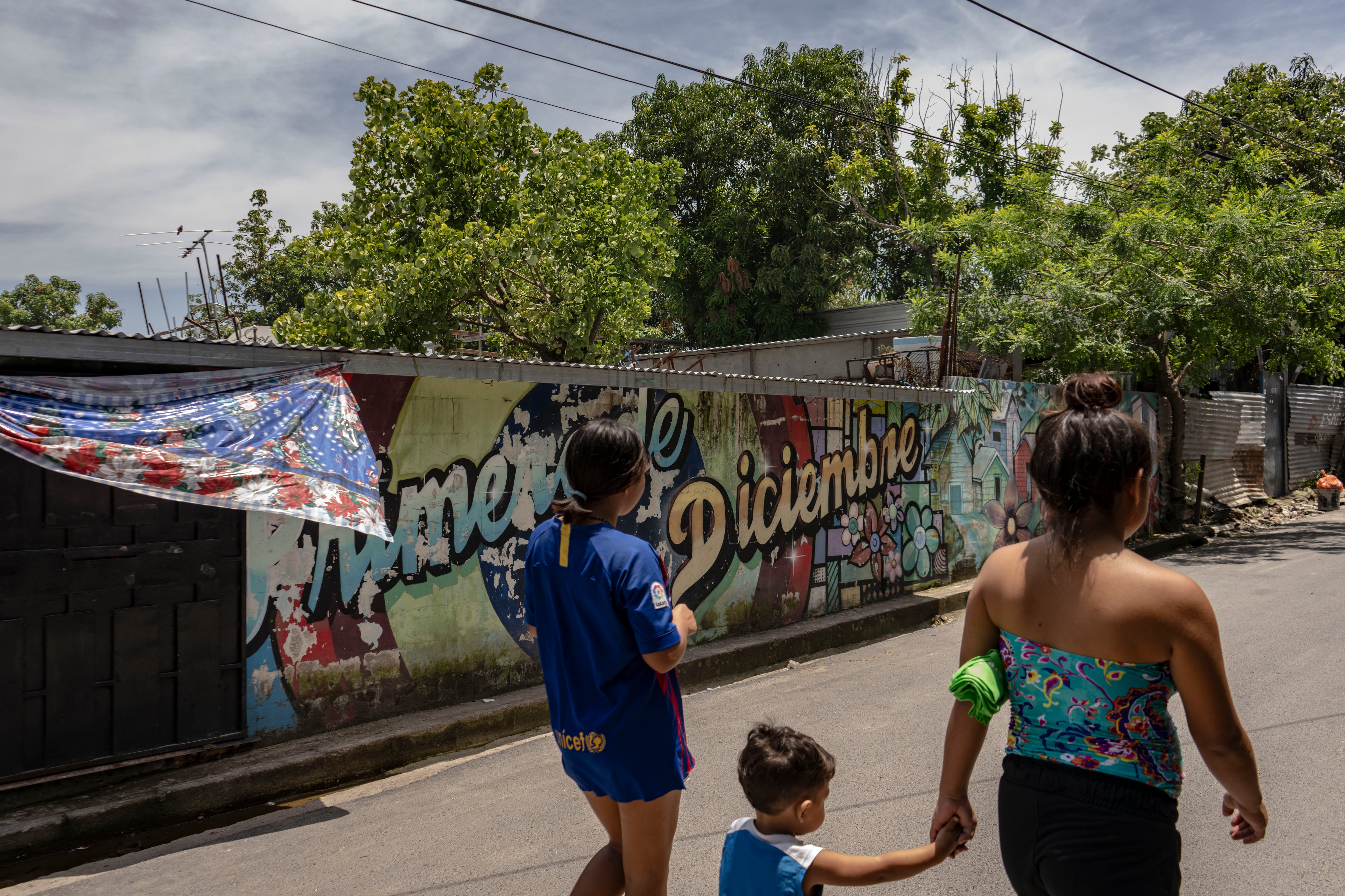 Vecinos de la barriada Primero de Diciembre en el municipio de Soyapango, en El Salvador.