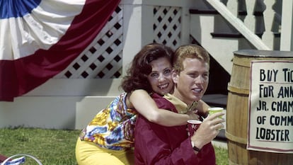 Barbara Parkins y Ryan O'Neal, en una imagen de 'Peyton Place'. El personaje de O'Neal, Rodney Harrington, viste una cazadora G9.