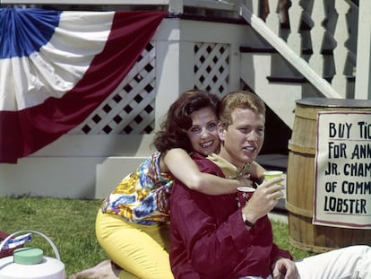 Barbara Parkins y Ryan O'Neal, en una imagen de 'Peyton Place'. El personaje de O'Neal, Rodney Harrington, viste una cazadora G9.