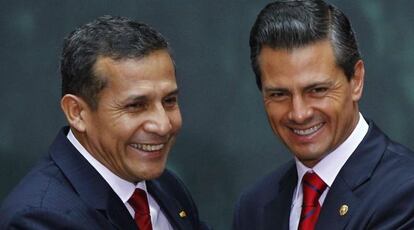 Los presidentes de Perú y México en una ceremonia en el DF.