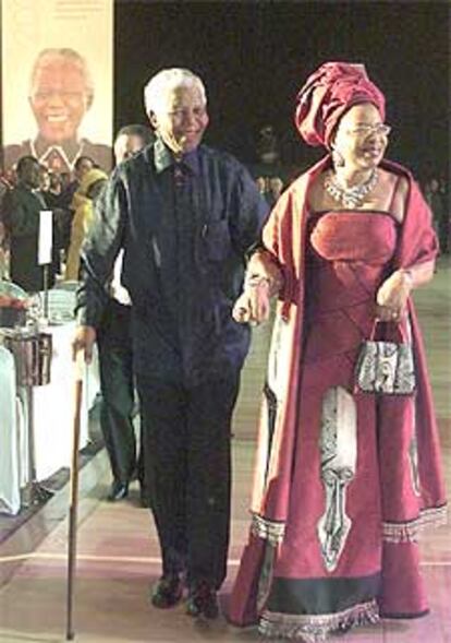 Nelson Mandela y su esposa, Graça Machel, a su llegada al banquete.