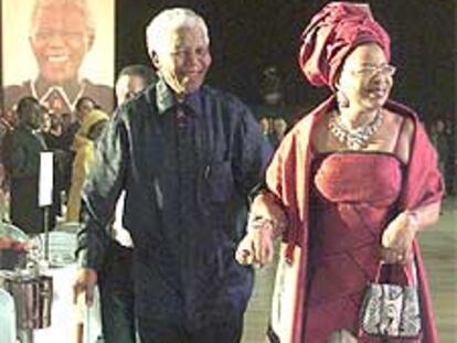 Nelson Mandela y su esposa, Graça Machel, a su llegada al banquete.