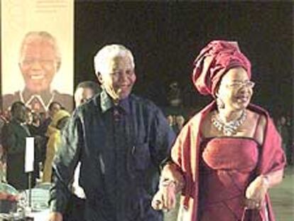 Nelson Mandela y su esposa, Graça Machel, a su llegada al banquete.