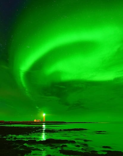 Una espectacular aurora boreal sobre el faro de Grótta.