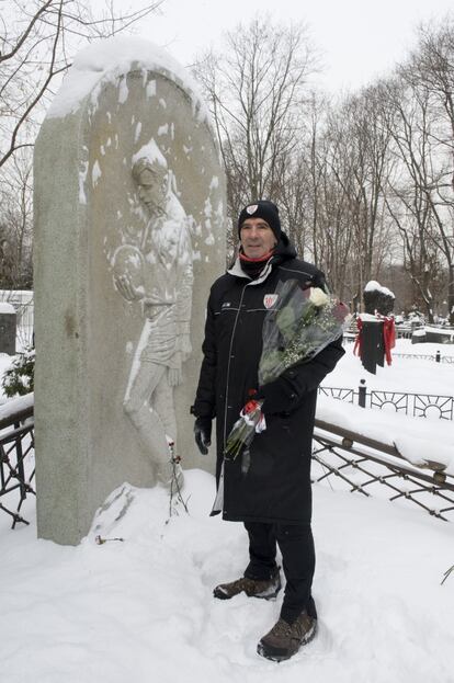 Iribar visita la tumba de su amigo Lev Yashine en el cementerio católico Vaganskovo de Moscú.