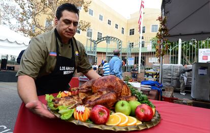 El chef Juan Ascencio, de Los Ángeles, sirve una comida de Acción de Gracias a personas sin hogar, el pasado 21 de noviembre.