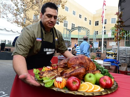El chef Juan Ascencio, de Los Ángeles, sirve una comida de Acción de Gracias a personas sin hogar, el pasado 21 de noviembre.