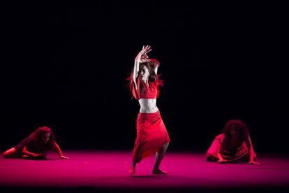 La obra 'Dju-Dju' representada por Isabel Bayón, creada y dirigida por Israel Galván, muestra de forma personal los miedos, las manías, las supersticiones y lo inquietante vivido por la bailora.
