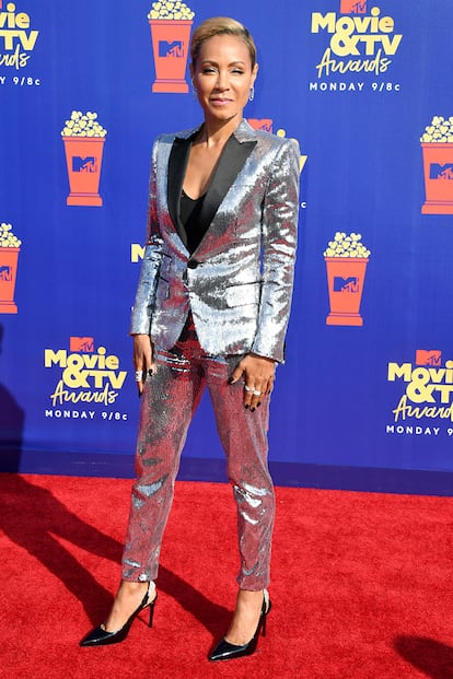 Jada Pinkett Smith recibió el premio MTV Trailblazer Award a toda su carrera. La actriz y esposa de Will Smith se vistió para la ocasión con este traje plateado brillante.