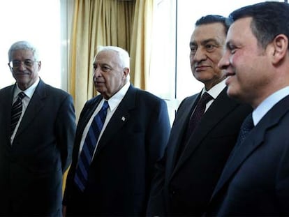 De izquierda a derecha, Mahmud Abbas, Ariel Sharon, Hosni Mubarak y el rey Abdalá II de Jordania, en la cumbre de Sharm el Sheij.