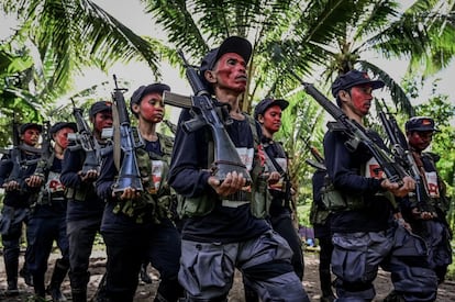 El Partido Comunista de Filipinas cumple medio siglo desde su fundación. Su brazo armado, el NEP (Nuevo Ejercito del Pueblo), creado en 1969, cuenta actualmente con 6000 combatientes. En la imagen, un grupo de guerrilleros del NEP se reúnen en las montañas de Sierra Madre, en la provincia de Quezon (Filipinas), para celebrar el 50 aniversario de su fundación, el 26 de diciembre de 2018.