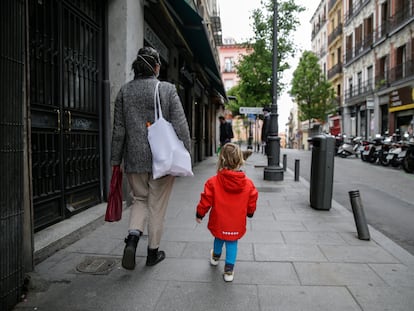 Un niño de dos años acompaña a su madre a hacer la compra, en Madrid.
