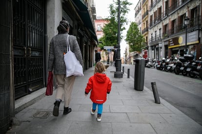 Una mujer pasea con su hijo en Madrid.