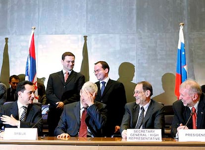 El ex primer ministro serbio para la Integración, Bozidar Djelic (izquierda), y el presidente de Serbia, Borís Tadic, charlan con el jefe de la diplomacia de la UE, Javier Solana, y el ministro de Exteriores esloveno, Dimitrij Rupel, en Luxemburgo.