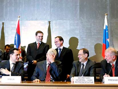 El ex primer ministro serbio para la Integración, Bozidar Djelic (izquierda), y el presidente de Serbia, Borís Tadic, charlan con el jefe de la diplomacia de la UE, Javier Solana, y el ministro de Exteriores esloveno, Dimitrij Rupel, en Luxemburgo.