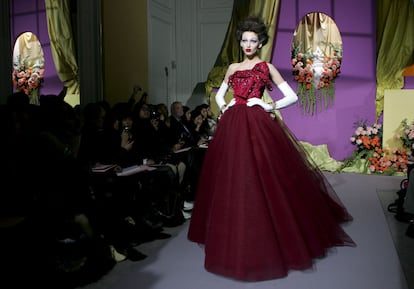 Los majestuosos trajes de noche fueron uno de los puntos fuertes de la obra de Charles James. El exceso en el metraje de la tela fue también el romántico desafío que Dior lanzó al mundo en 1947.