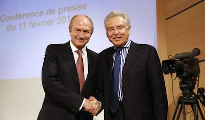 El consejero delegado de L&#039;Or&eacute;al, Jean-Paul Agon, estrecha la mano del presidente de Nestl&eacute;, Peter Brabeck-Letmathe.