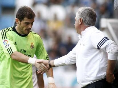 Casillas saluda a Ancelotti al ser sustituido.