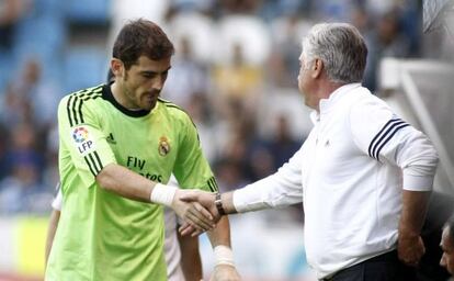 Casillas saluda a Ancelotti al ser sustituido.