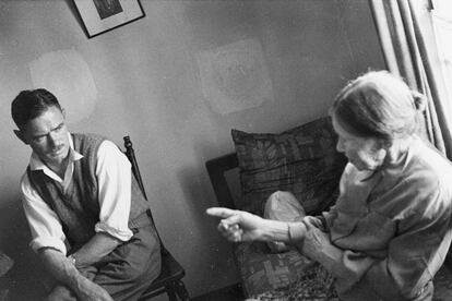 Jack Coetzee, su padre, con la tía Annie.<br><br>El libro 'J. M. Coetzee. Retratos de infancia', al que pertenecen estas imágenes, está publicado por Literatura Random House.