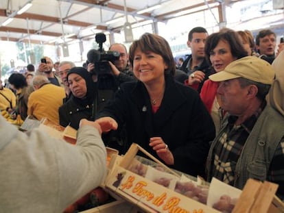 Martine Aubry en un mercado en Montreuil.