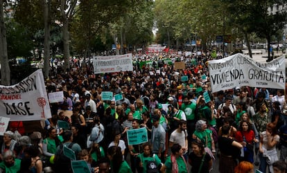 Vista general de la marcha por el paso del Prado de Madrid, este domingo.