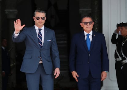Pete Hegseth (izquierda) saluda junto al Primer Ministro panameño, Frank Abrego, este martes en Ciudad de Panamá.