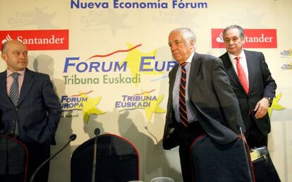 Carlos Espinosa de los Monteros, en el centro, antes de su conferencia en Bilbao.