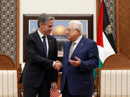 Antony Blinken y Mahmud Abbas en la sede de la Autoridad Nacional Palestina en Ramala, el pasado 7 de febrero.