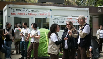 Trabajadores en huelga del zoo en las puertas del parque.