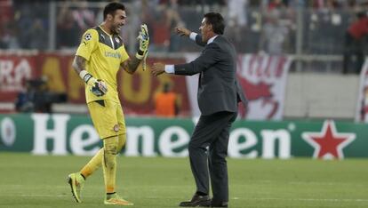 Roberto y Michel celebran el triunfo ante la Juve.