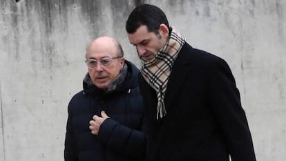 Alfonso Paz Andrade (izq) de camino a una de las vistas que la Audiencia Nacional celebró por la quiebra de Pescanova.